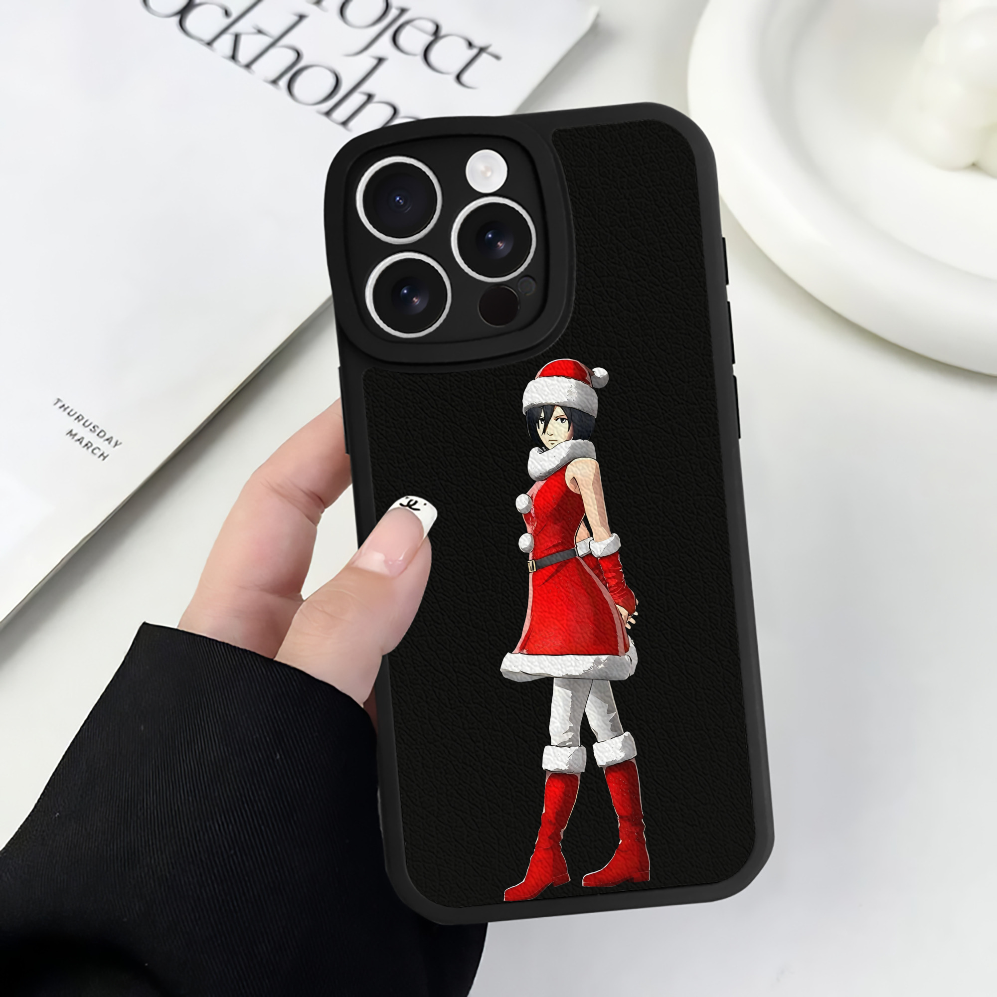 （画像用） 進撃の巨人 ミカサ·アッカーマン Attack on Titan Mikasa Ackerman 【iPhone 16シリーズ対応】シリコンスマホケース（レザー調） 材質：シリコン